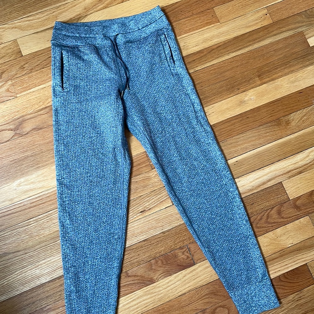 Lululemon Engineered Warmth Joggers size 6 - gray
